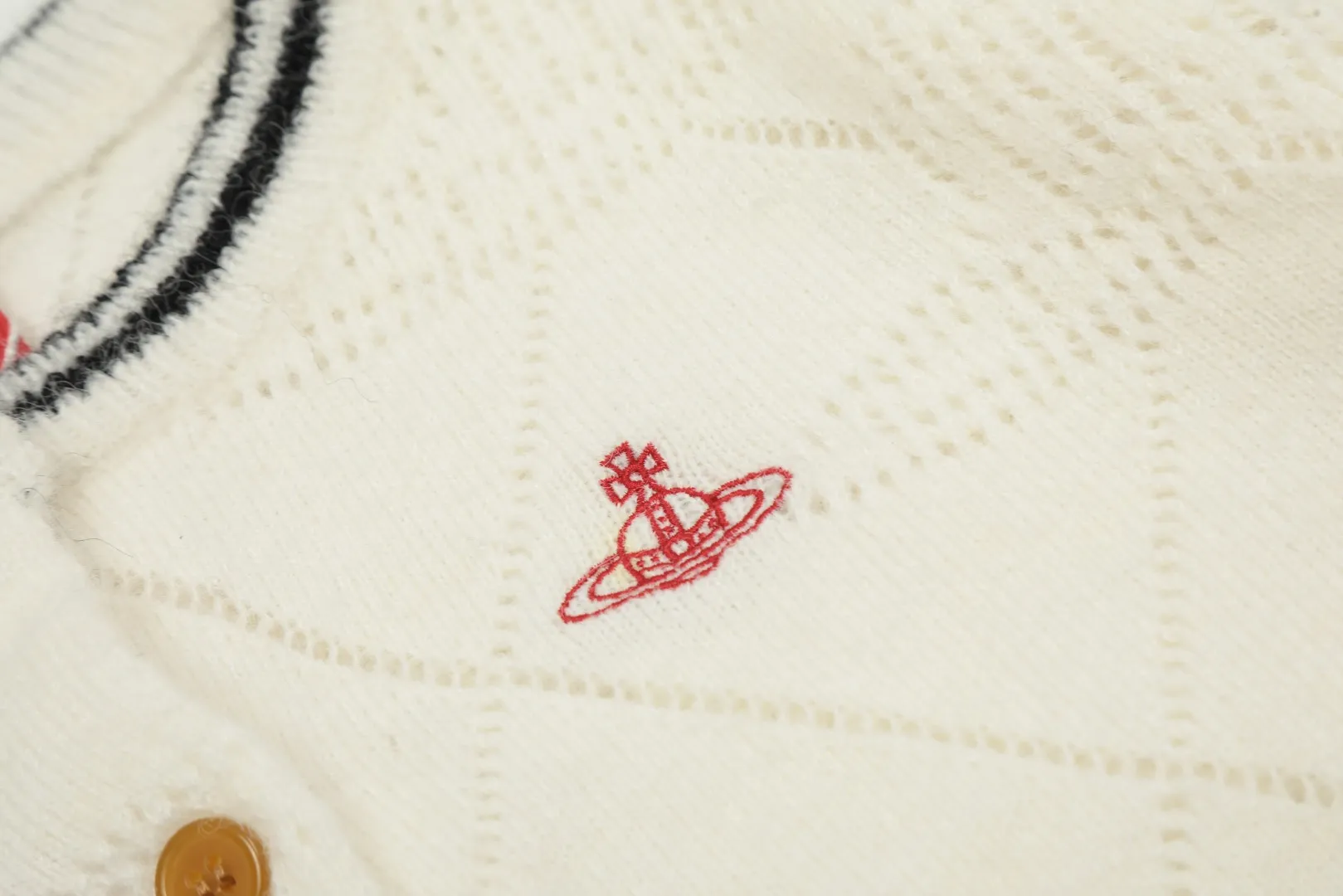 VIVI126 vivienne west wood 24 new style hollow pattern inscribed pattern heavy industry design knitted cardigan. The hollow pattern is Saturn, very special. Queen Mother of the West Vivian heavy industry show limited cardigan knitted sweater wool 2024 autumn latest style Size: S -M- L Color: white black